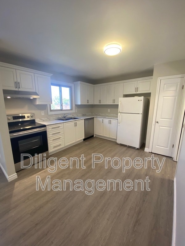 1528 Redwood Dr in Peterborough, ON - Building Photo - Building Photo