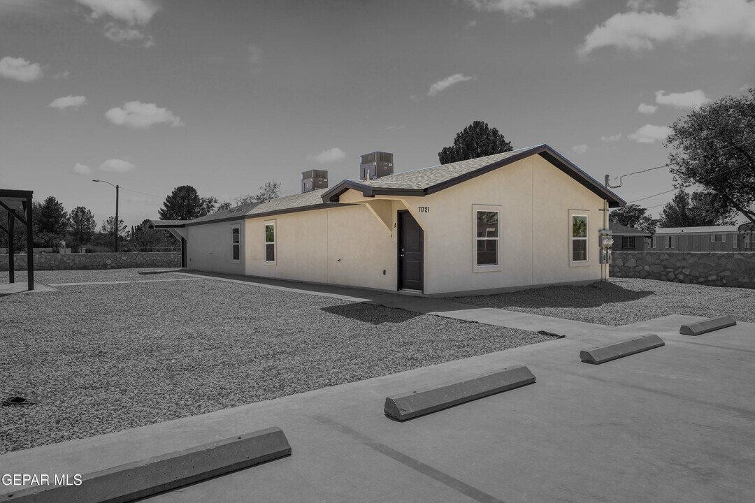 11721 Valle Del Paseo Dr in Socorro, TX - Foto de edificio