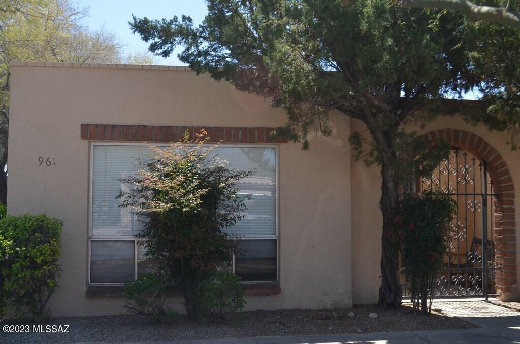 961 Vía Terrado in Tucson, AZ - Building Photo