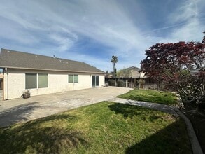 2462 Gallery Dr in Riverbank, CA - Building Photo - Building Photo