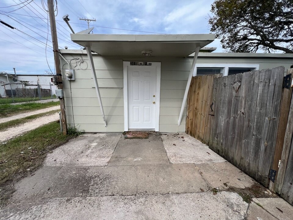 2216 Avenue O 1/2 in Galveston, TX - Building Photo