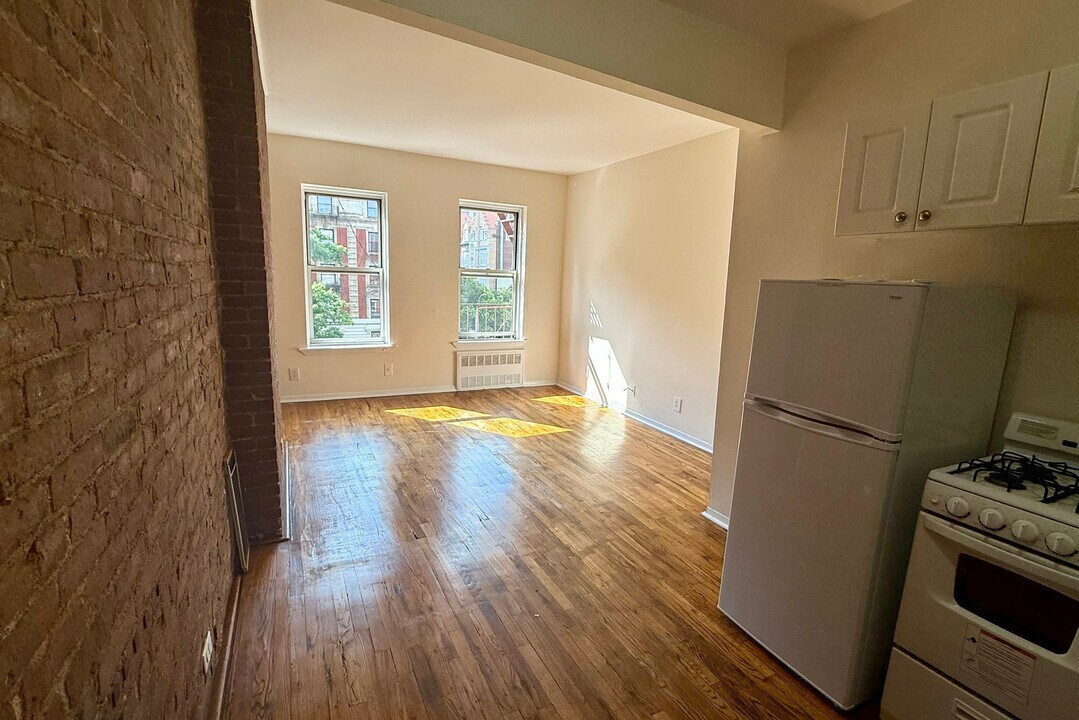 2274 Broadway in New York, NY - Building Photo