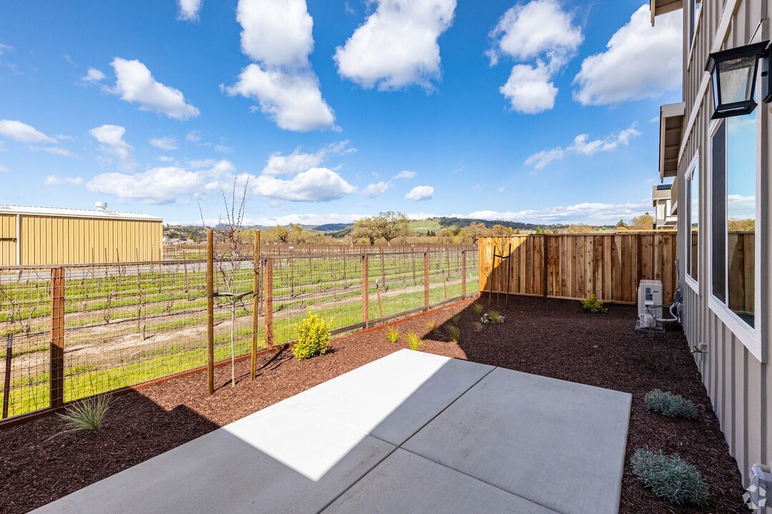 2077 Landen Ln in Santa Rosa, CA - Foto de edificio