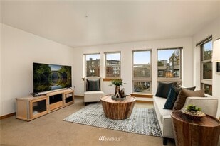 827 Hiawatha Plz S, Unit 308 in Seattle, WA - Building Photo