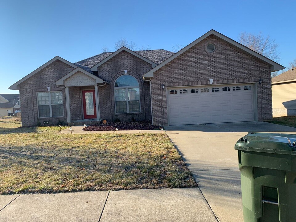 166 Twin Lakes Dr in Vine Grove, KY - Building Photo
