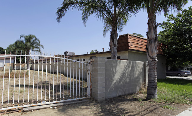 16336 Randall Ave in Fontana, CA - Foto de edificio - Building Photo