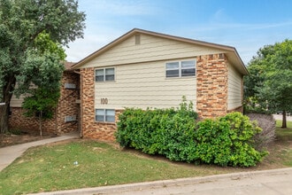 Crossland Square in Lawton, OK - Building Photo - Building Photo