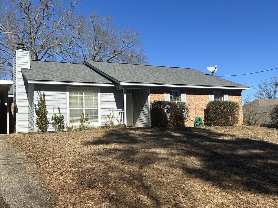 1703 Peach St in Kilgore, TX - Building Photo