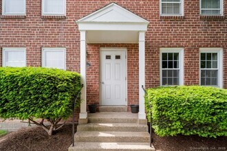 10 Clarmore Dr in Norwalk, CT - Building Photo - Building Photo