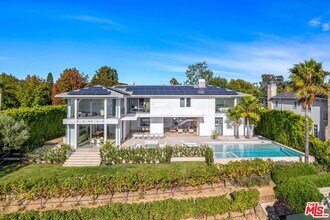 623 Alma Real Dr in Los Angeles, CA - Building Photo - Building Photo