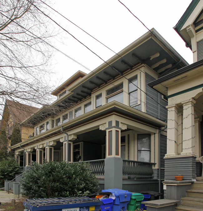 2221-2227 NW Hoyt St in Portland, OR - Building Photo - Building Photo