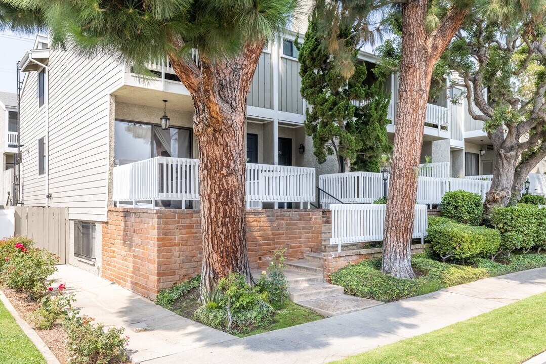 1813 Barry Ave in Los Angeles, CA - Building Photo