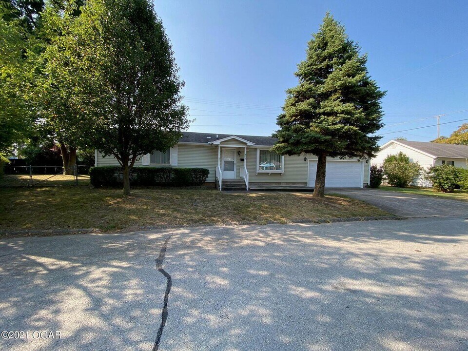 813 Horseshoe Dr in Webb City, MO - Building Photo