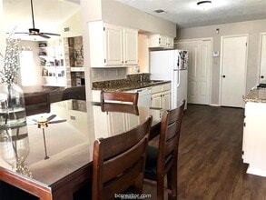 1004 Crestwood Dr in Bryan, TX - Foto de edificio - Building Photo