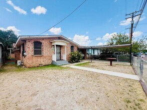 216 W Olive St, Unit 2 Bedroom 50-0406 in Laredo, TX - Building Photo - Building Photo