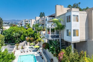 2222 N Beachwood Dr in Los Angeles, CA - Building Photo