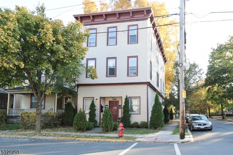 588 Argyle Ave in Orange, NJ - Building Photo