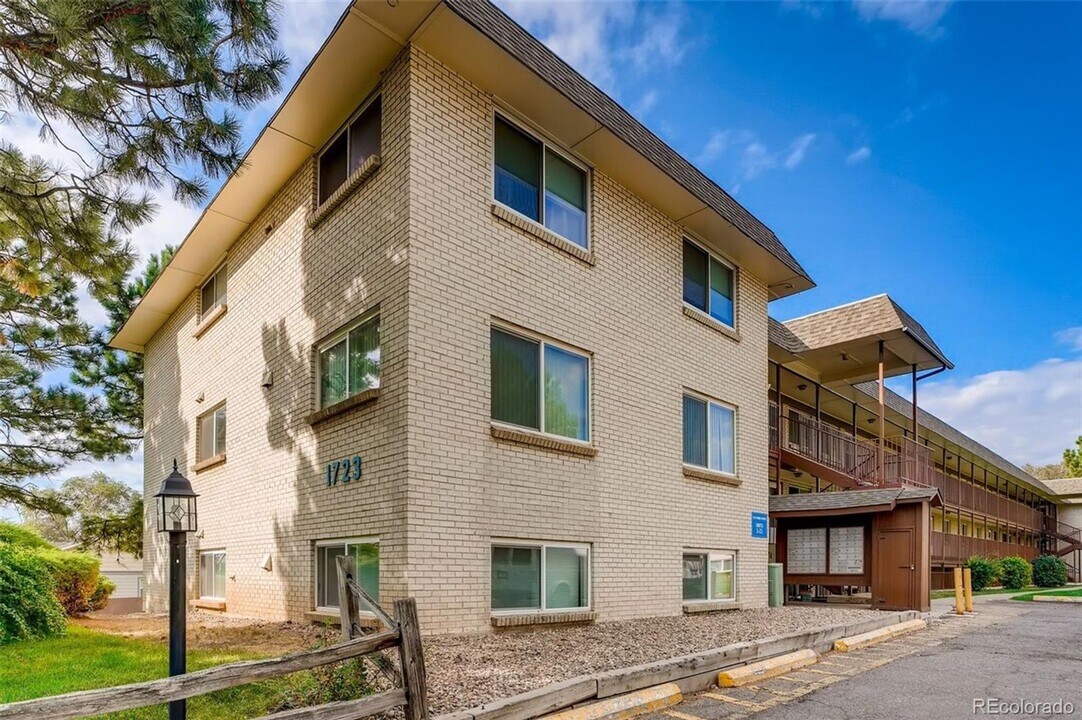 1723 N Robb St in Lakewood, CO - Building Photo