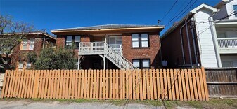 2109 Bernardo De Galvez Ave, Unit 2 in Galveston, TX - Building Photo