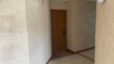 7075 NW 186th St in Hialeah, FL - Building Photo - Building Photo