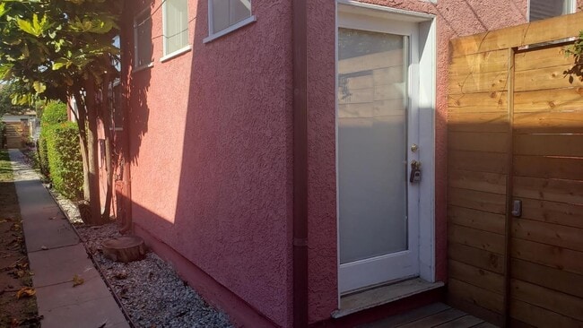 2020 Ocean Park Blvd in Santa Monica, CA - Building Photo - Building Photo