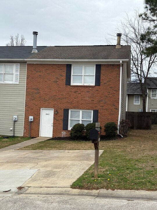 227 Laurel Cir in Pelham, AL - Building Photo