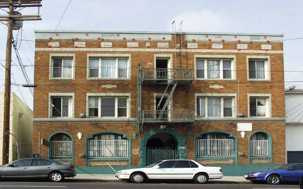 755 S Boyle Ave in Los Angeles, CA - Building Photo