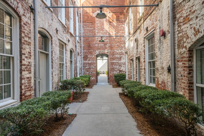 Crown Mill Village Lofts in Dalton, GA - Foto de edificio - Building Photo