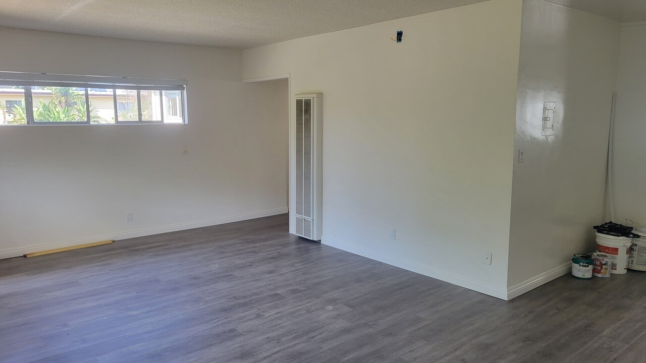 7822 W Manchester Ave in Los Angeles, CA - Building Photo