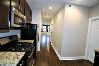 2647 N Sacramento Ave, Unit G in Chicago, IL - Building Photo - Building Photo