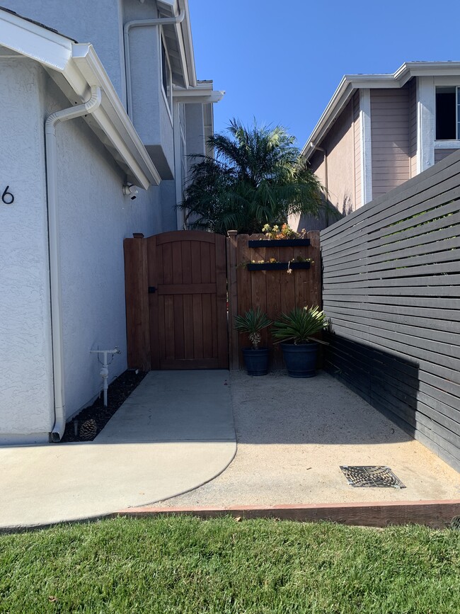 2406 Maravilla Way in Oceanside, CA - Foto de edificio - Building Photo