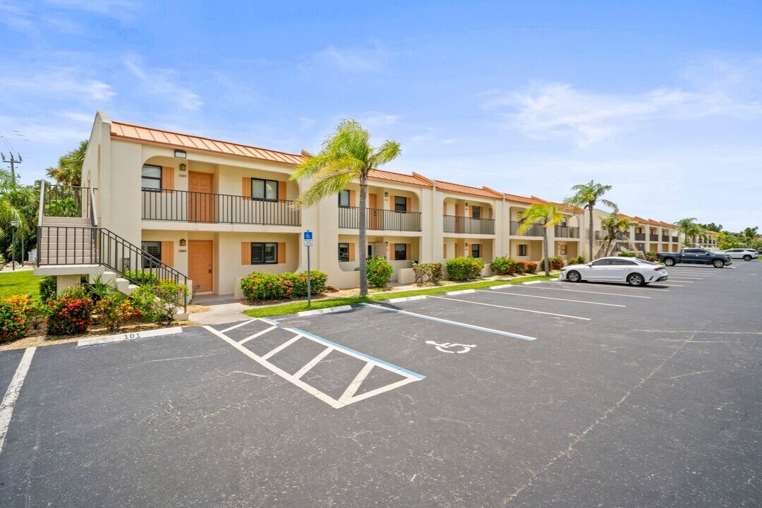 16380 Dublin Cir in Ft. Myers, FL - Building Photo