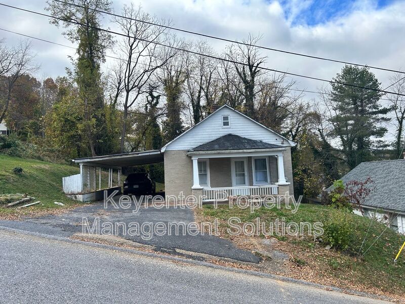 1014 Hall St in Staunton, VA - Building Photo