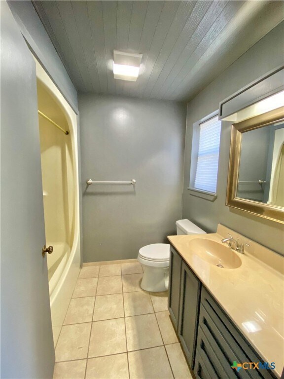 property at 906 Lakeview Trail