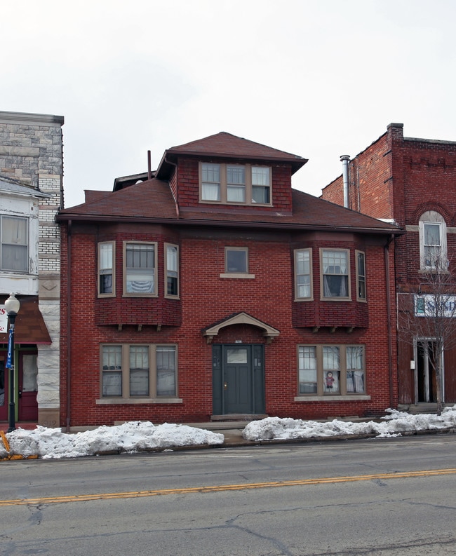 218 S Main St in Bellefontaine, OH - Foto de edificio - Building Photo