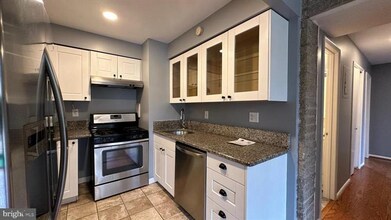 7753 Patriot Dr in Annandale, VA - Foto de edificio - Building Photo