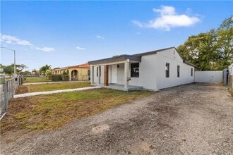1060 Pasco Jose De La Luz Y Caballero Ct in Miami, FL - Building Photo - Building Photo
