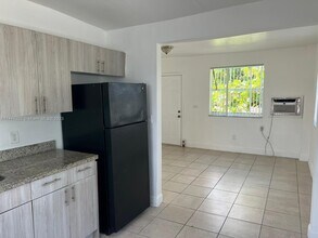 4245 NW 24th Ave-Unit -2 in Miami, FL - Foto de edificio - Building Photo