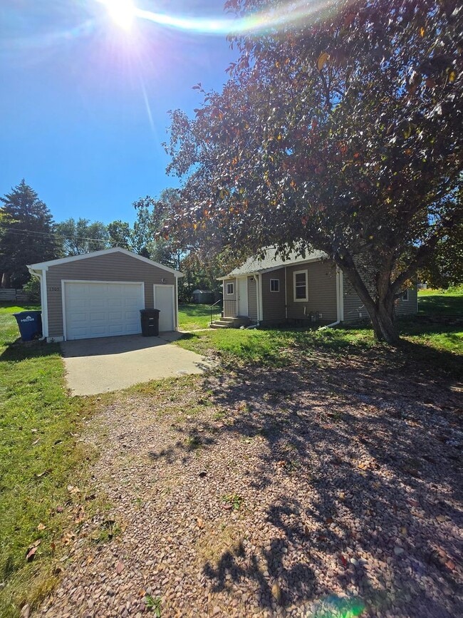 property at 1305 W Hanson Ave