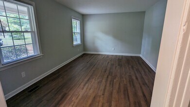 319 Rhynewood Dr in Sanford, NC - Foto de edificio - Building Photo