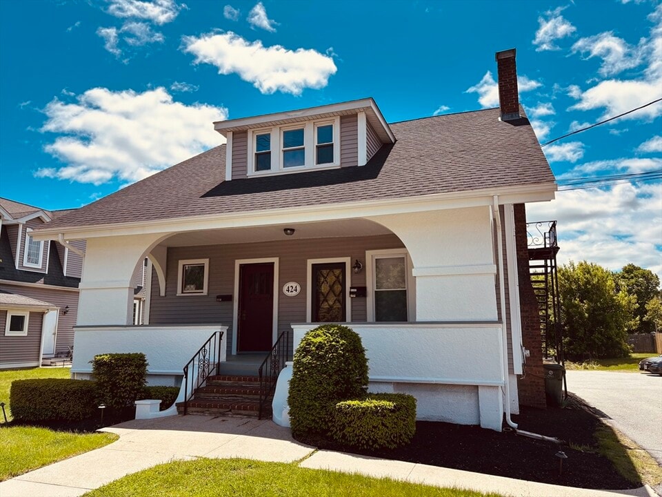 424 E Central St in Franklin, MA - Building Photo
