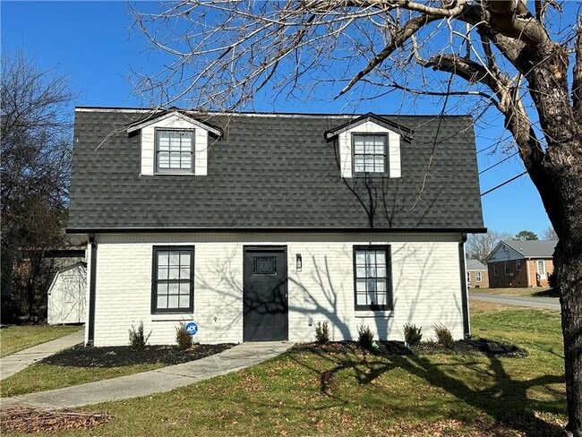 property at 10 Hawk Rd NW