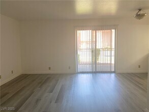 5221 River Glen Dr in Las Vegas, NV - Building Photo - Building Photo