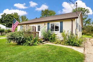 404 Russell St in Middleville, MI - Building Photo