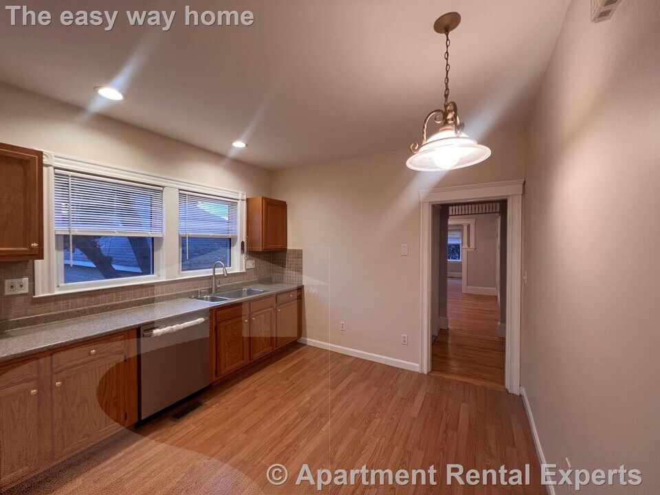 110 W Quincy St in Somerville, MA - Building Photo