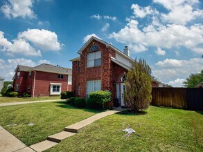 1402 Stone Canyon Way in Lewisville, TX - Building Photo - Building Photo