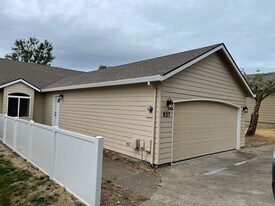 627 NW Meadows Dr in McMinnville, OR - Building Photo