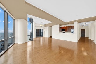450 E Waterside Dr in Chicago, IL - Building Photo - Building Photo