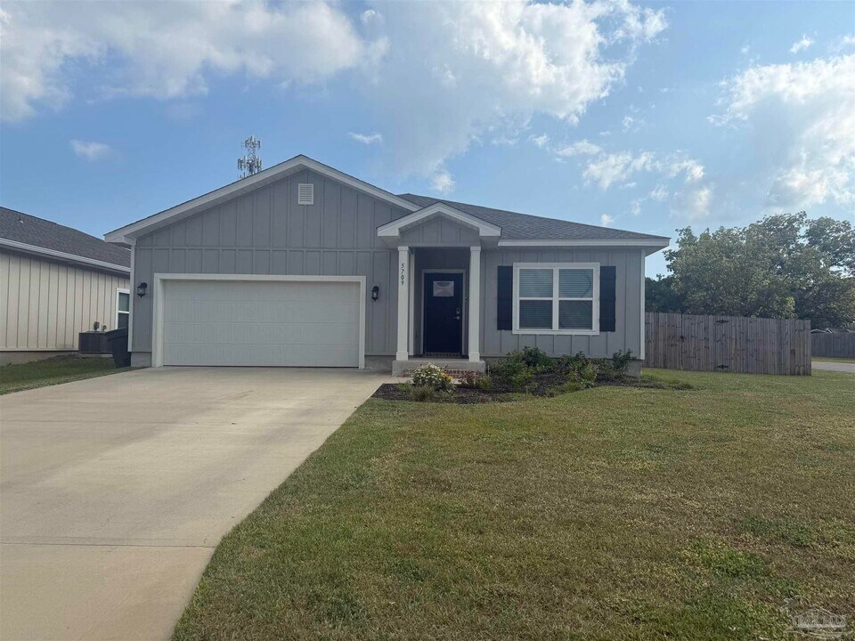5709 Friesian Dr in Bellview, FL - Foto de edificio