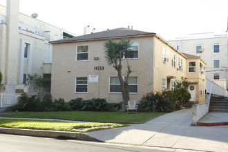 14558 Dickens St in Sherman Oaks, CA - Building Photo - Primary Photo